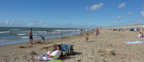 Una spiaggia nelle vicinanze, lettini da mare