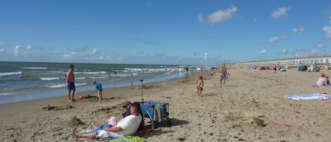 Una playa cerca, sillas reclinables de playa