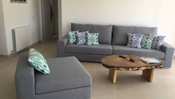 Een televisie en een stereo