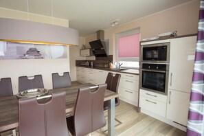 Fridge, microwave, oven, stovetop - Villa Fleesenstrand am See | with outdoor whirlpool | Sky TV | Fireplace | sauna (Göhren-Lebbin)