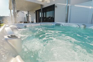 Outdoor spa tub - Villa Fleesenstrand am See | with outdoor whirlpool | Sky TV | Fireplace | sauna (Göhren-Lebbin)