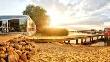 靠近海滩、沙滩椅