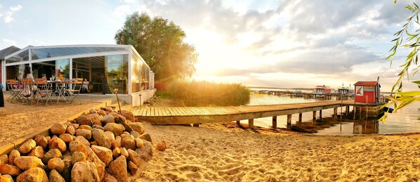 Beach nearby, sun loungers - Villa Fleesenstrand am See | with outdoor whirlpool | Sky TV | Fireplace | sauna (Göhren-Lebbin)