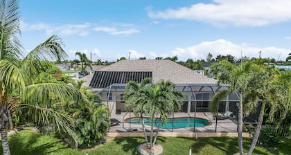 Dream villa with tropical garden on the canal