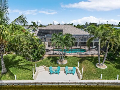 Dream villa with tropical garden on the canal