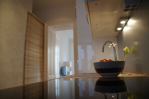 Kjøleskap, ovn, kokeplater og oppvaskmaskin