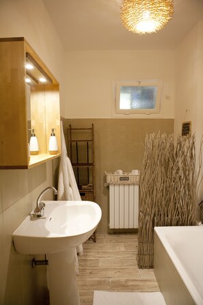 Een haardroger, handdoeken, zeep, toiletpapier