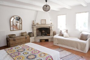 1 slaapkamer, een kluis op de kamer, een bureau