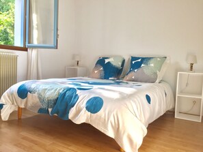 3 makuuhuonetta, silitysrauta/-lauta, vauvan matkasänky, Wi-Fi