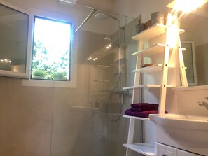 Dusche, Haartrockner, Handtücher, Seife