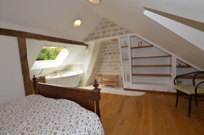 2 habitaciones, escritorio, tabla de planchar con plancha y wifi gratis 