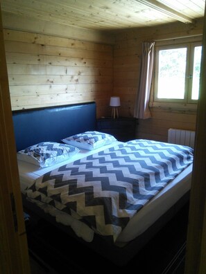 3 bedrooms, iron/ironing board, travel cot, free WiFi