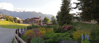 Arcs 1800 Ski-in ski-out, vicino ai servizi e alla scuola di sci, zona tranquilla e boscosa 