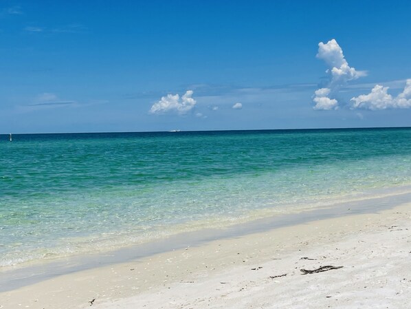 Aurinkotuoleja, rantapyyhkeitä