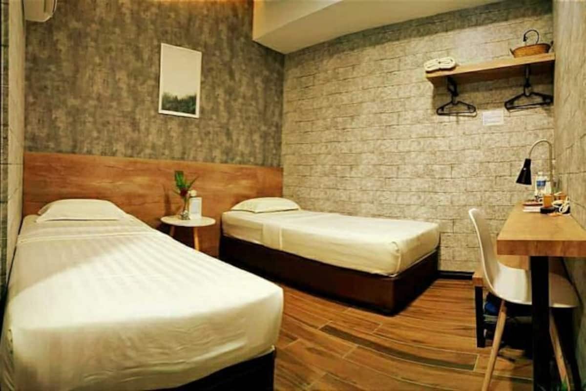 Escrivaninha, ferros/tábuas de passar roupa, Wi-Fi de cortesia