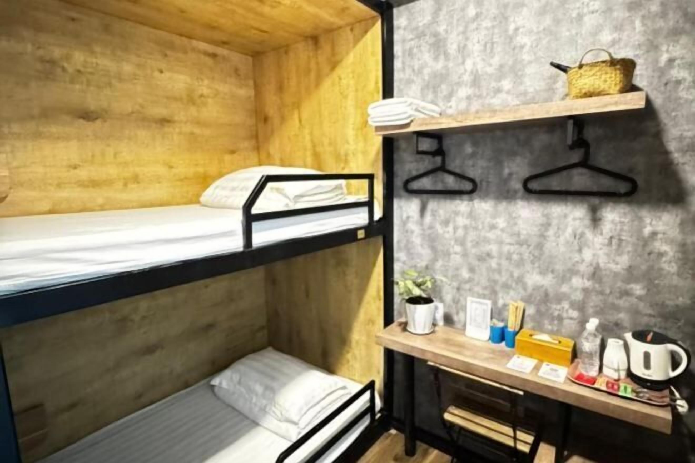 Escrivaninha, ferros/tábuas de passar roupa, Wi-Fi de cortesia