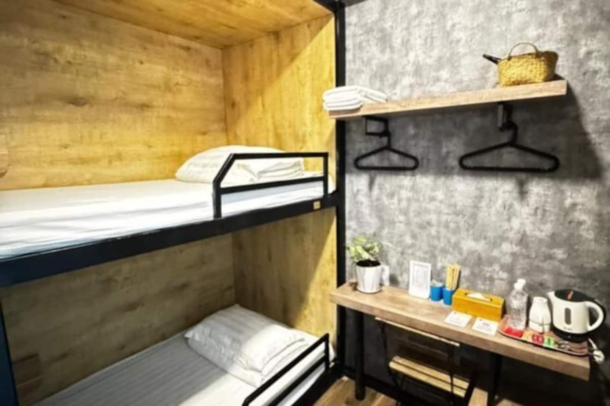 Escrivaninha, ferros/tábuas de passar roupa, Wi-Fi de cortesia