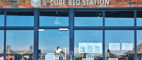 Una Estación Cama Cubo con fachada de ladrillo y ventanas amplias.