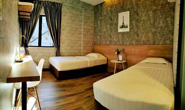 雙人房 (Window Twin) | 書桌、熨斗/熨衣板、免費無線上網