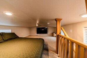 1 soverom, skrivebord, reiseseng for barn og wi-fi (inkludert)