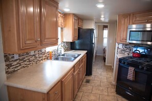 冷蔵庫、電子レンジ、オーブン、コンロ