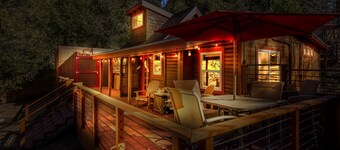 1/2 acre fenced•Dog&Kiddo Paradise•3rd Bdrm Option•Fire Pit•Sky Deck•Town Close