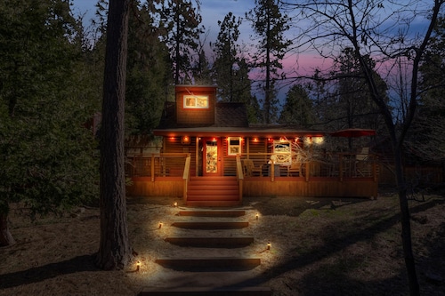 Conçu par un artiste • Près de la ville • Chiens gratuits • Cour clôturée • Paradis pour chiens / enfants • Nettoyé par des professionnels