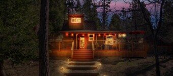 1/2 acre fenced•Dog&Kiddo Paradise•3rd Bdrm Option•Fire Pit•Sky Deck•Town Close