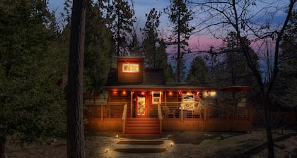 Conçu par un artiste ⹠PrÚs de la ville ⹠Chiens gratuits ⹠Cour clÎturée ⹠Paradis pour chiens / enfants ⹠Nettoyé par des professionnels