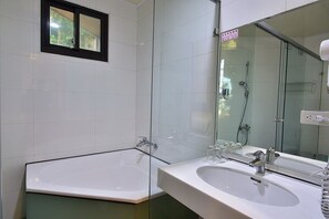 Classic Quadruple Room, 2 Double Beds, Mountain View, Mountainside | Bathroom | Separate tub and shower, deep soaking tub, free toiletries, hair dryer - Long Yun Farm (Zhuqi)