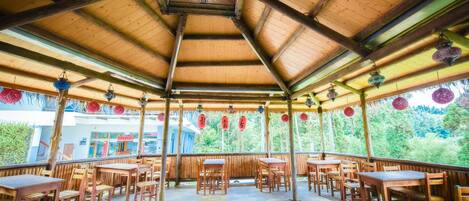 Se sirven desayunos, cenas y cocina china