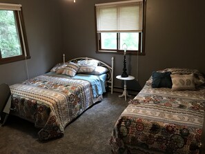 4 bedrooms, iron/ironing board, free WiFi, bed sheets