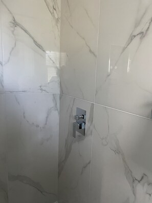 Combined shower/bathtub, hair dryer, towels, soap