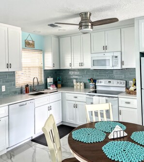 Fridge, microwave, oven, stovetop - Jamaica Royale 104 beautifully renovated! Great December rates available! (Sarasota)