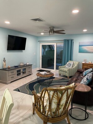 Smart TV, books - Jamaica Royale 104 beautifully renovated! Great December rates available! (Sarasota)