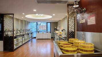 供应早餐、午餐和晚餐
