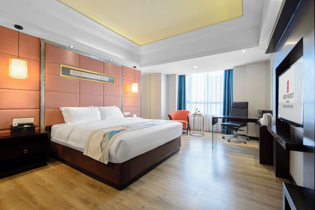 Business Room | Memory foam beds, minibar (free items), in-room safe, blackout drapes