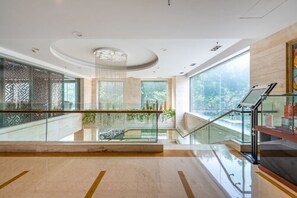 供應早餐、午餐及晚餐