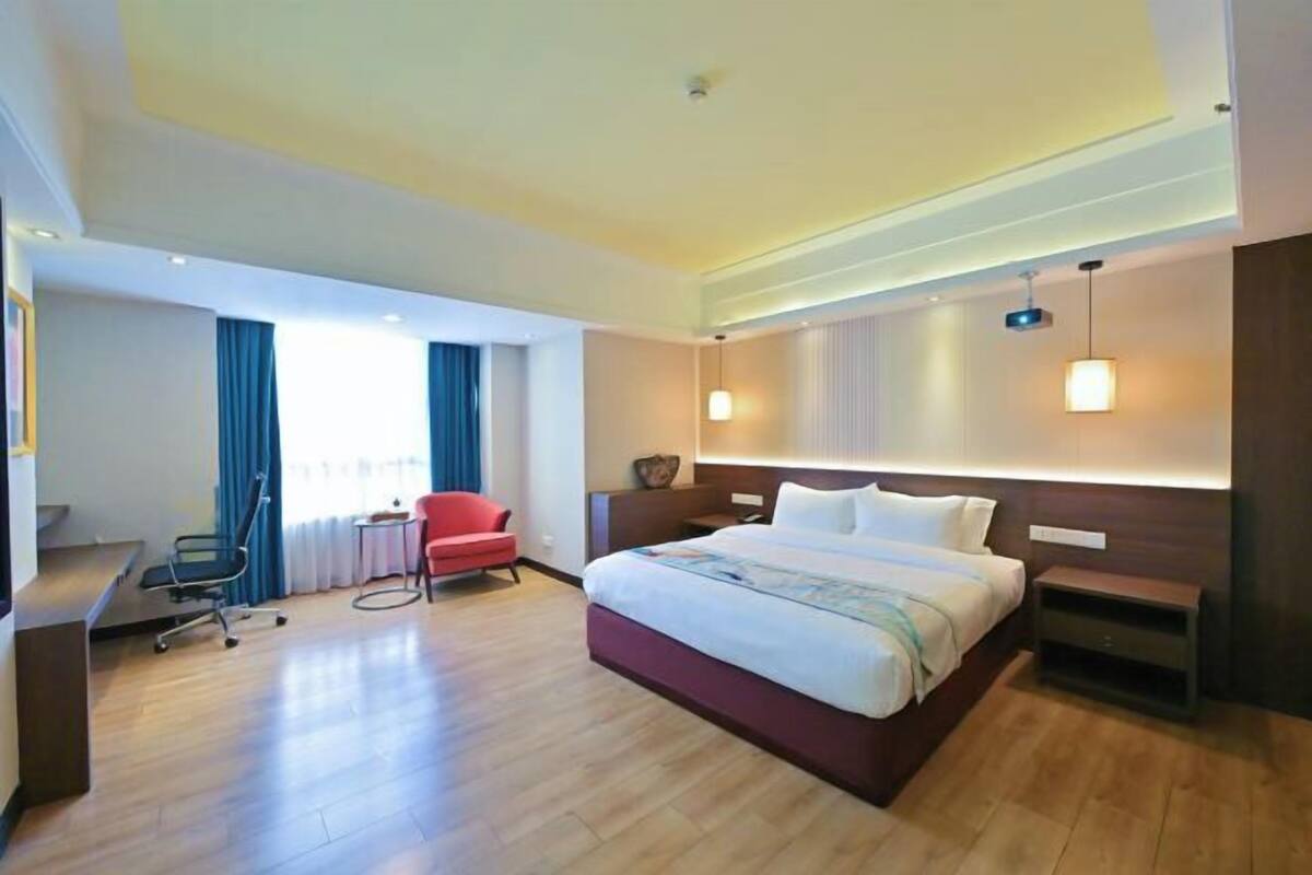 Memory foam beds, minibar (free items), in-room safe, blackout drapes