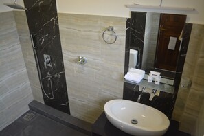 Bathroom sink - Hotel Golden Ray (Dambulla)