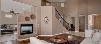 Kaunis golfkenttÀ nÀköalalla uima-altaalle ja vuorille!