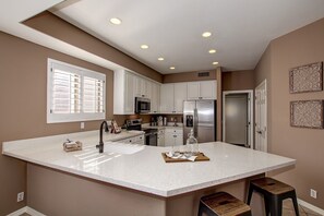 冷蔵庫、電子レンジ、オーブン、コンロ