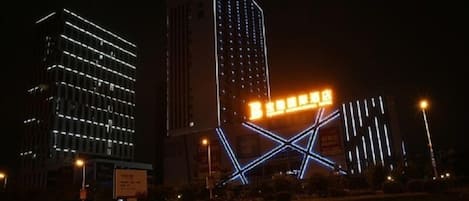 Fachada de la propiedad por la tarde o noche