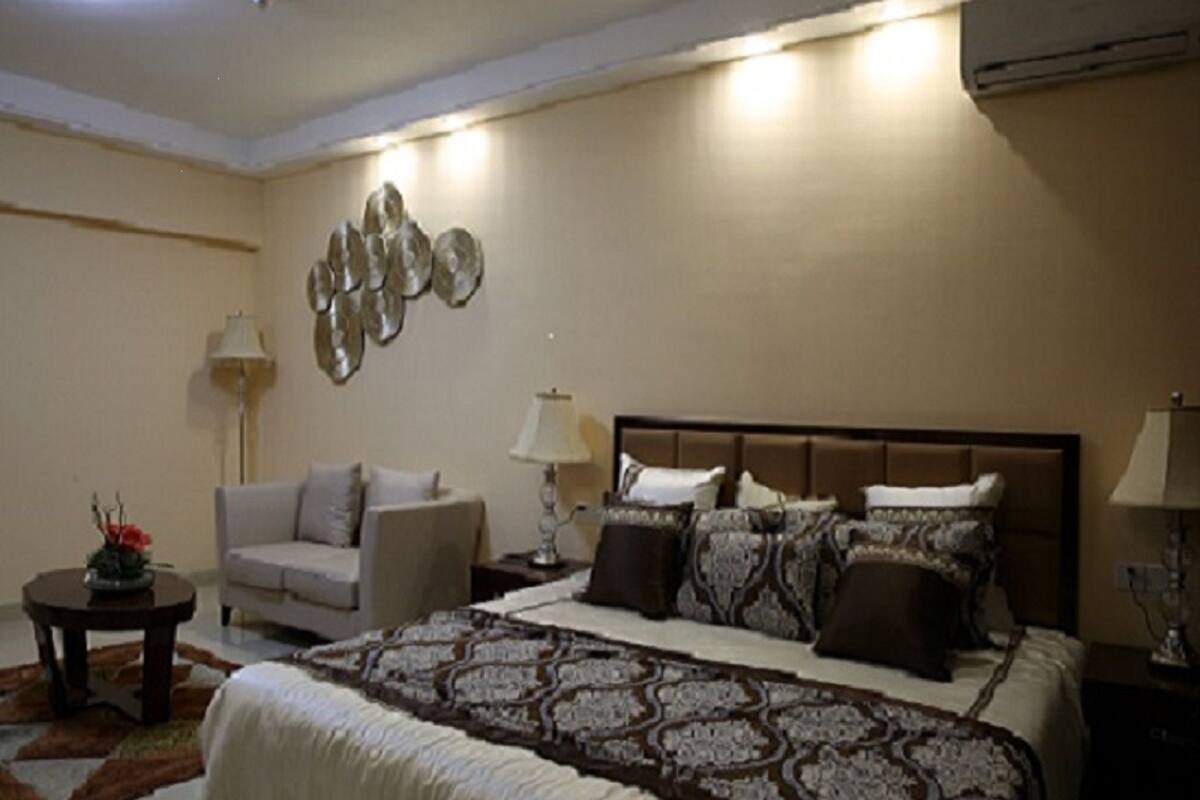 Deluxe Room | In-room safe, desk, blackout curtains, iron/ironing board
