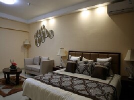 Habitación Deluxe | Caja fuerte, escritorio, cortinas opacas y tabla de planchar con plancha