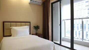 Deluxe Twin Room | In-room safe, desk, blackout drapes, iron/ironing board