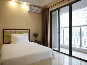 Deluxe Twin Room | In-room safe, desk, blackout curtains, iron/ironing board