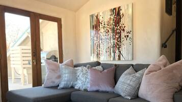 TV connectée, cheminée, lecteur de DVD, livres