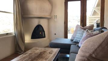 TV connectée, cheminée, lecteur de DVD, livres