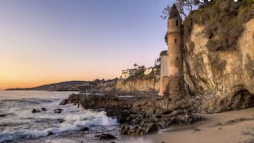 Beach nearby, sun-loungers, beach towels
